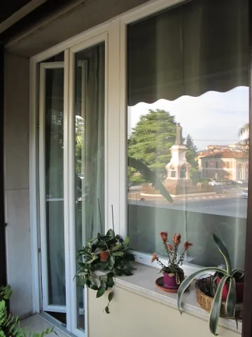Portafinestra e finestra in PVC bianco (aperta)