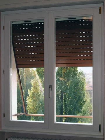 Finestra in legno lamellare laccato bianco