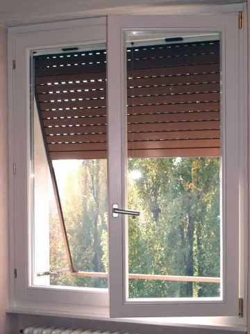 Finestra in legno lamellare laccato bianco