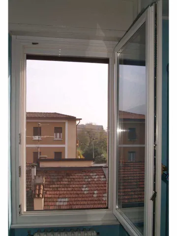 Finestra in legno lamellare laccato bianco