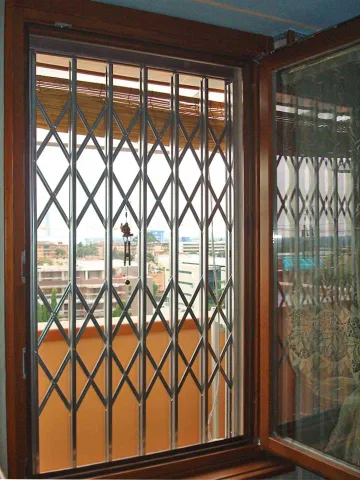 Finestra in legno massello con cancello estensibile esterno di sicurezza